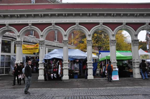 No movimentado mercado de sábado, ao ar livre, em Portland, no Oregon, oeste dos Estados Unidos